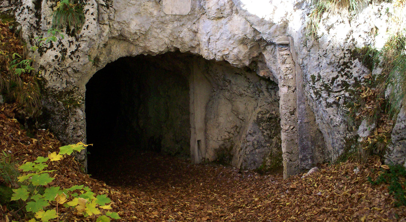 Ingresso galleria osservatorio sotto la cima di monte Lefre