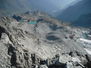 Dal “Corno di Lagoscuro” panoramica sulla maestosa “Conca Presena” sulla sinistra i laghetti di Passo Paradiso Dal “Corno di Lagoscuro” panoramica sulla maestosa “Conca Presena” sulla sinistra i laghetti di Passo Paradiso