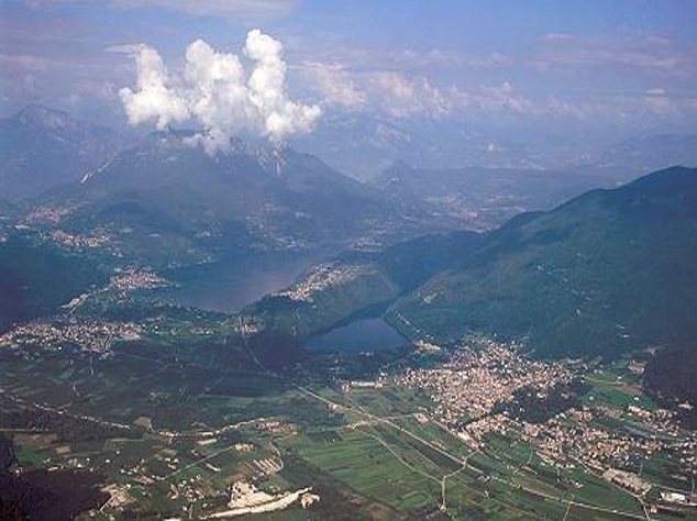Panorama dalla Cima Vezzena i laghi di Levico e Calzonazzo, tra le nuvole il Monte Marzola