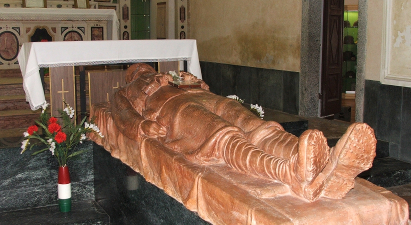 L'interno del sacrario e il monumento ai caduti
