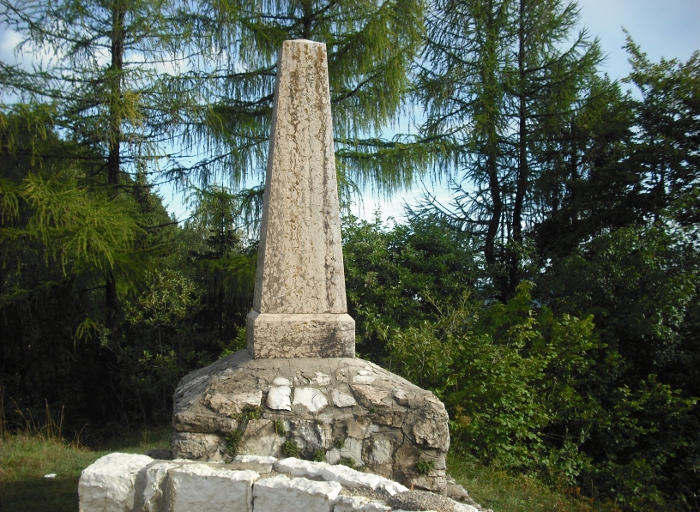 Obelisco nei pressi di Passo Buole