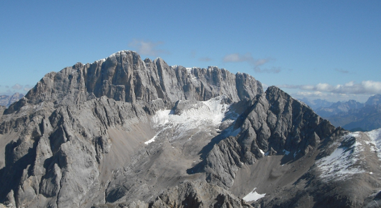 La Marmolada vista da Cima Uomo,  a sinistra la forcella e la cresta di nord ovest