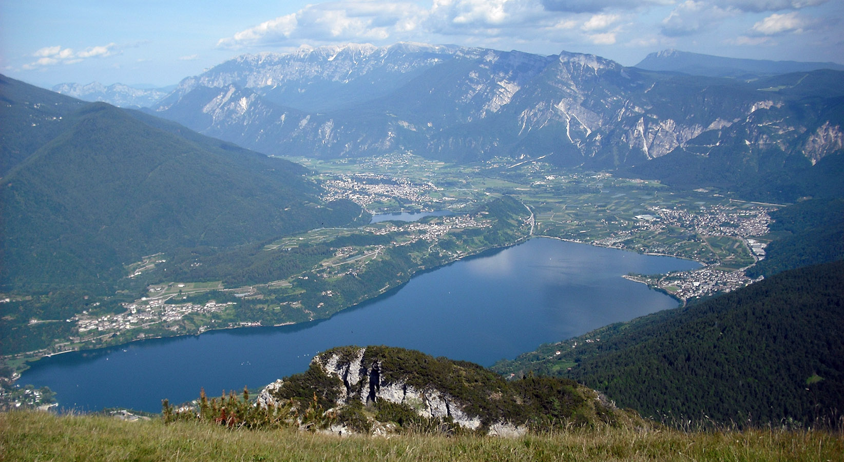 Cima Marzola_dalla cima vista sul lago di Caldonazzo,la Valsugana e in fondo il gruppo dell’Ortigara_MGR