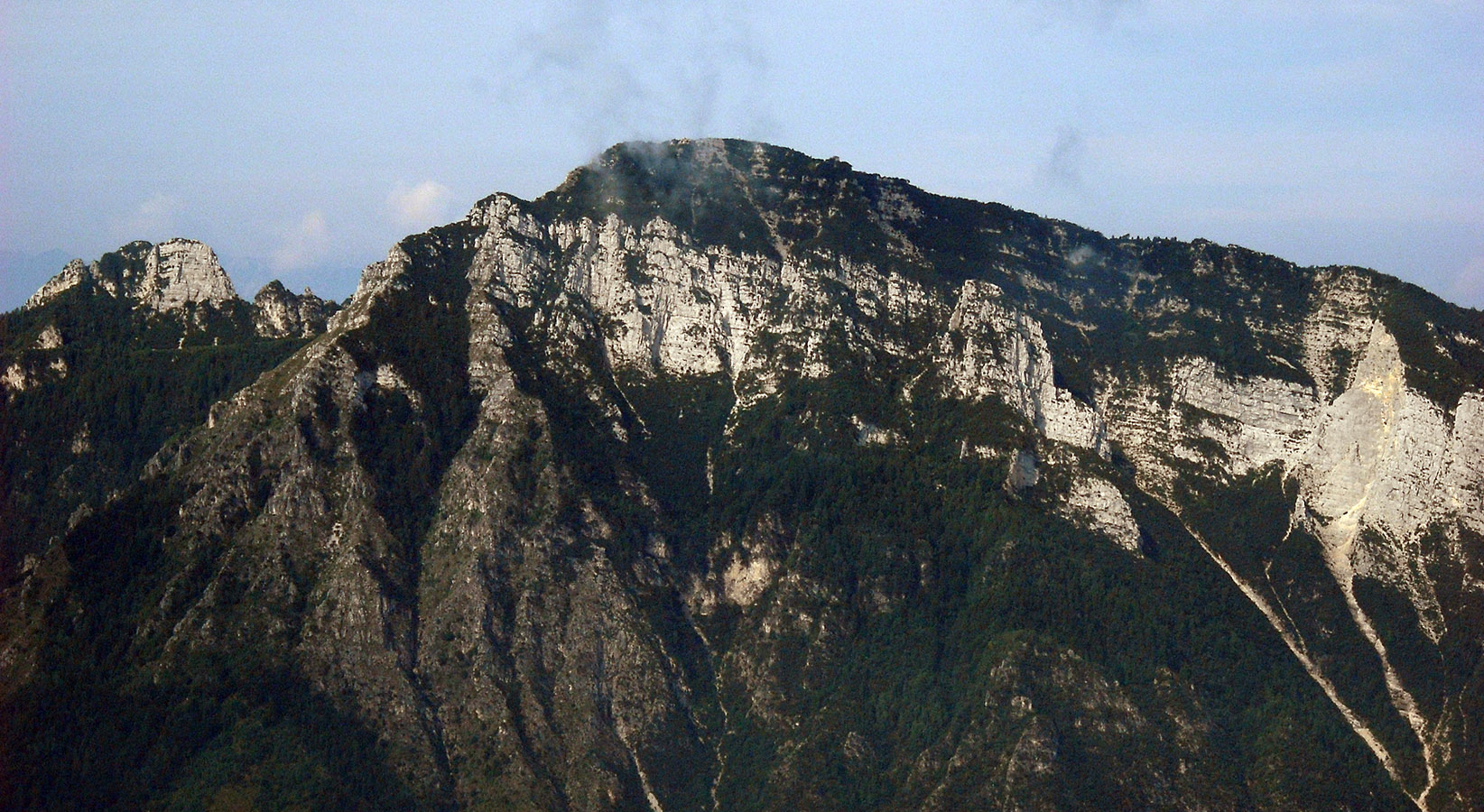 Monte Zugna-Passo Buole_Monte Zugna visto dal Corno Battisti,sulla sinistra i Coni_MGR