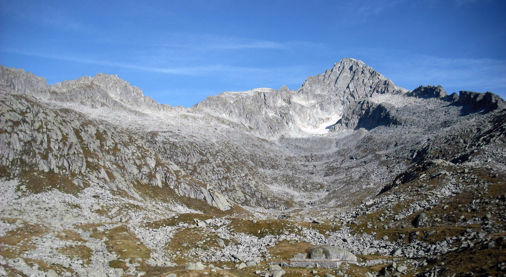 Passo delle Vacche_bivacco Dosson Casina,sulla cresta il Passo,domina il Carè Alto_MGR