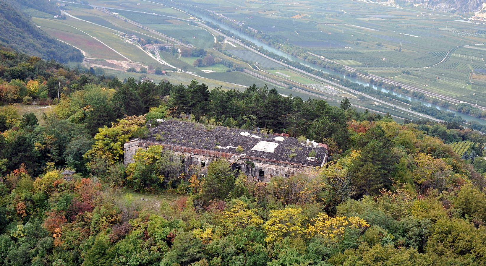 Una delle strutture del Forte di Mattarello e, sullo sfondo, l’abitato di Aldeno (www.trentinograndeguerra.it)