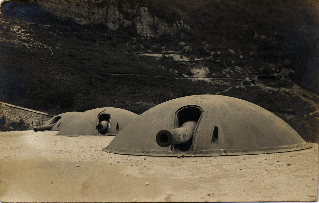 Particolare delle artiglierie dei forti italiani. Le tre cupole da 149 mm del forte Casa Ratti, una postazione che coadiuvava il pi grosso Forte Corbin [Centro Documentazione Luserna - Dokumentationszentrum Lusern onlus]