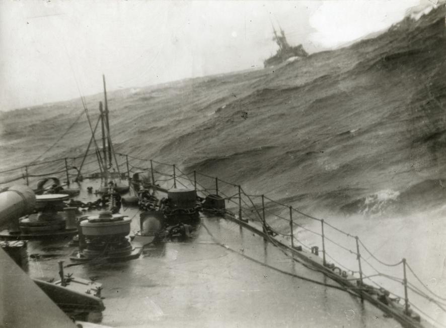 Nave da guerra britannica durante una tempesta. 1915 [AAVV, Der Weltkrieg in seiner Rauhen wirklichkeit 1914-1918, Justin Moser, Mnchen, s.d.] 