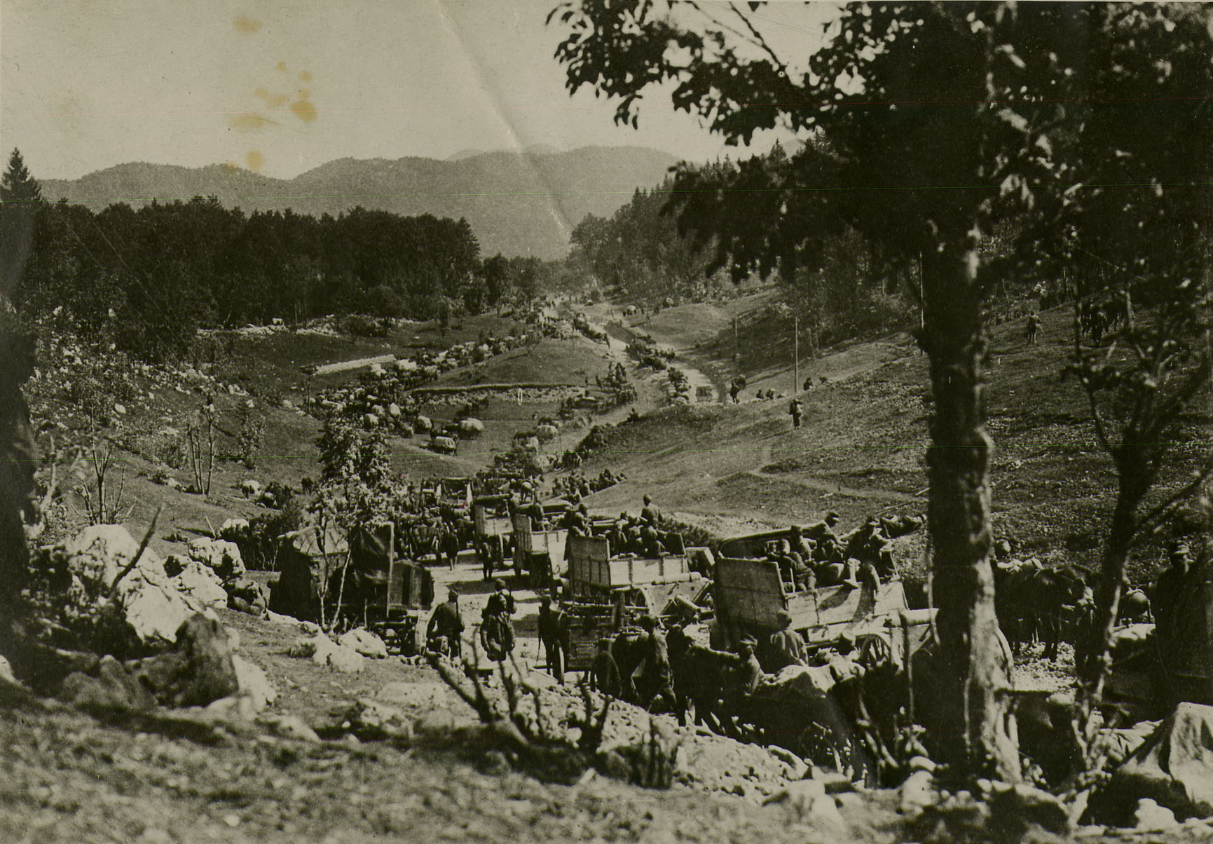 L'offensiva contro l'Italia: l'avanzata delle artiglierie austro-ungariche trainate da camion. 1916 [AF MSIGR 116/4]