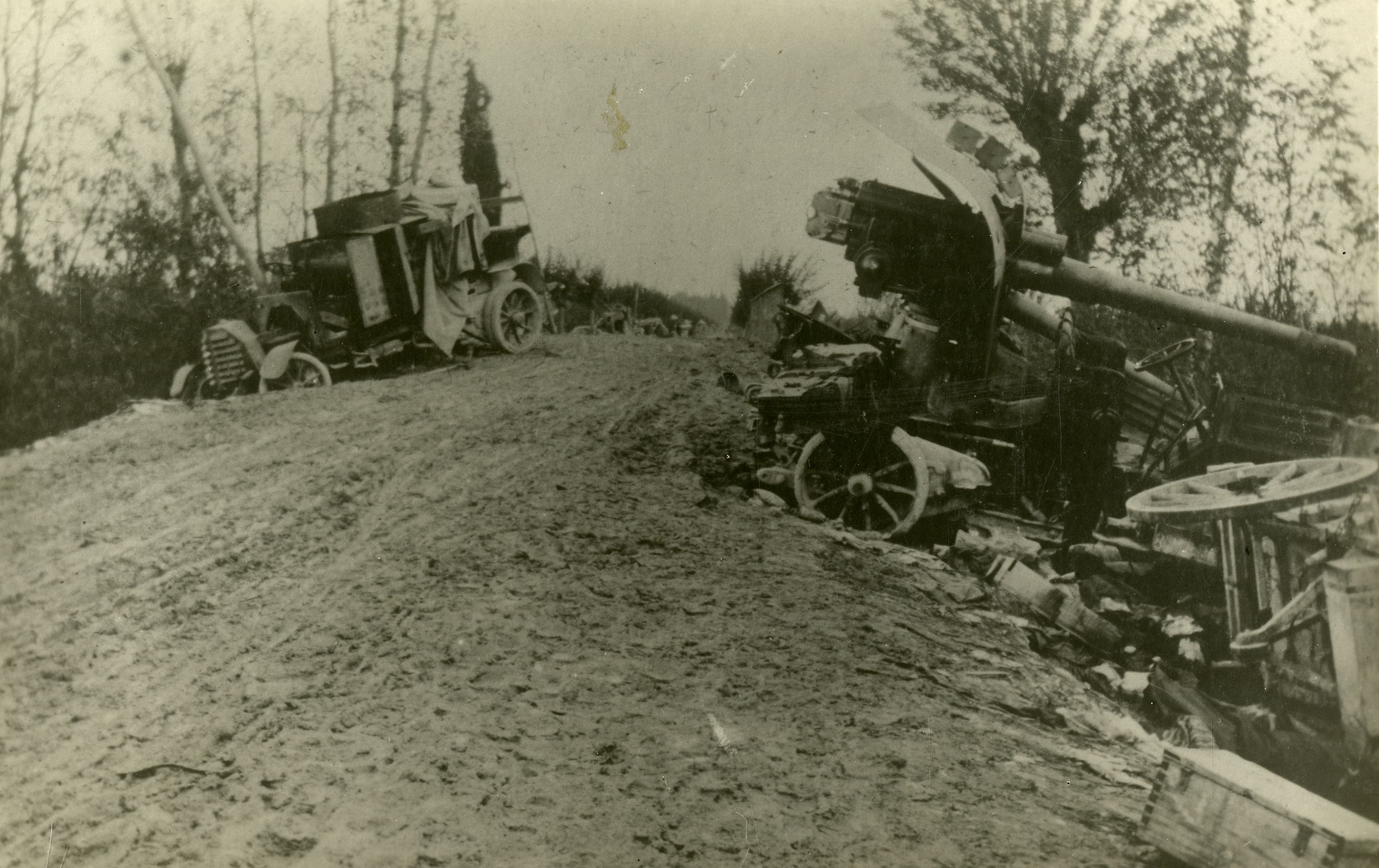 Autoblindomitragliatrice e autocannone da 102 abbandonati dagli italiani durante la ritirata. Ottobre – novembre 1917 [AF MSIGR 113/166]