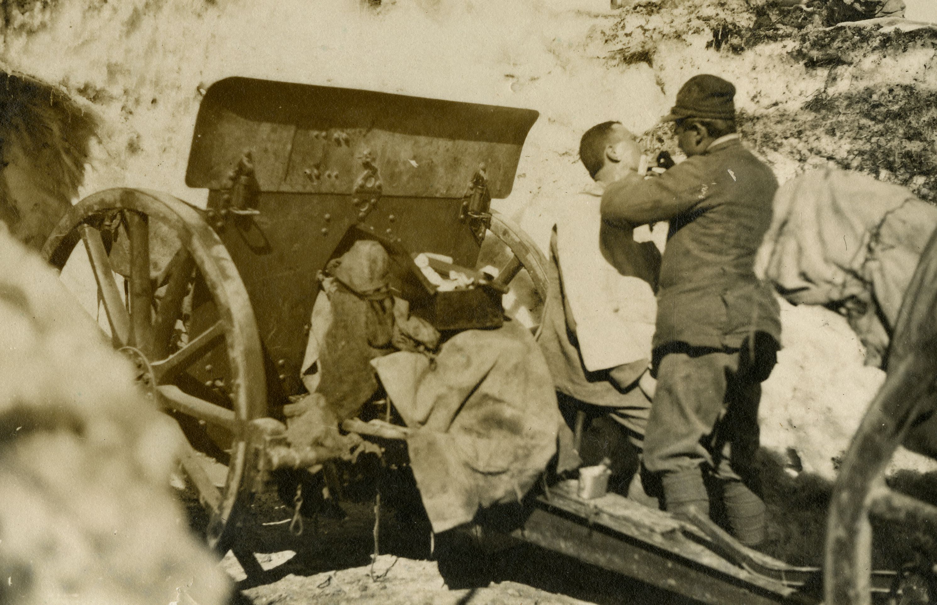 Barbiere all’opera su un cannone da 75 mod. 1906. [AF MSIGR 112/7]