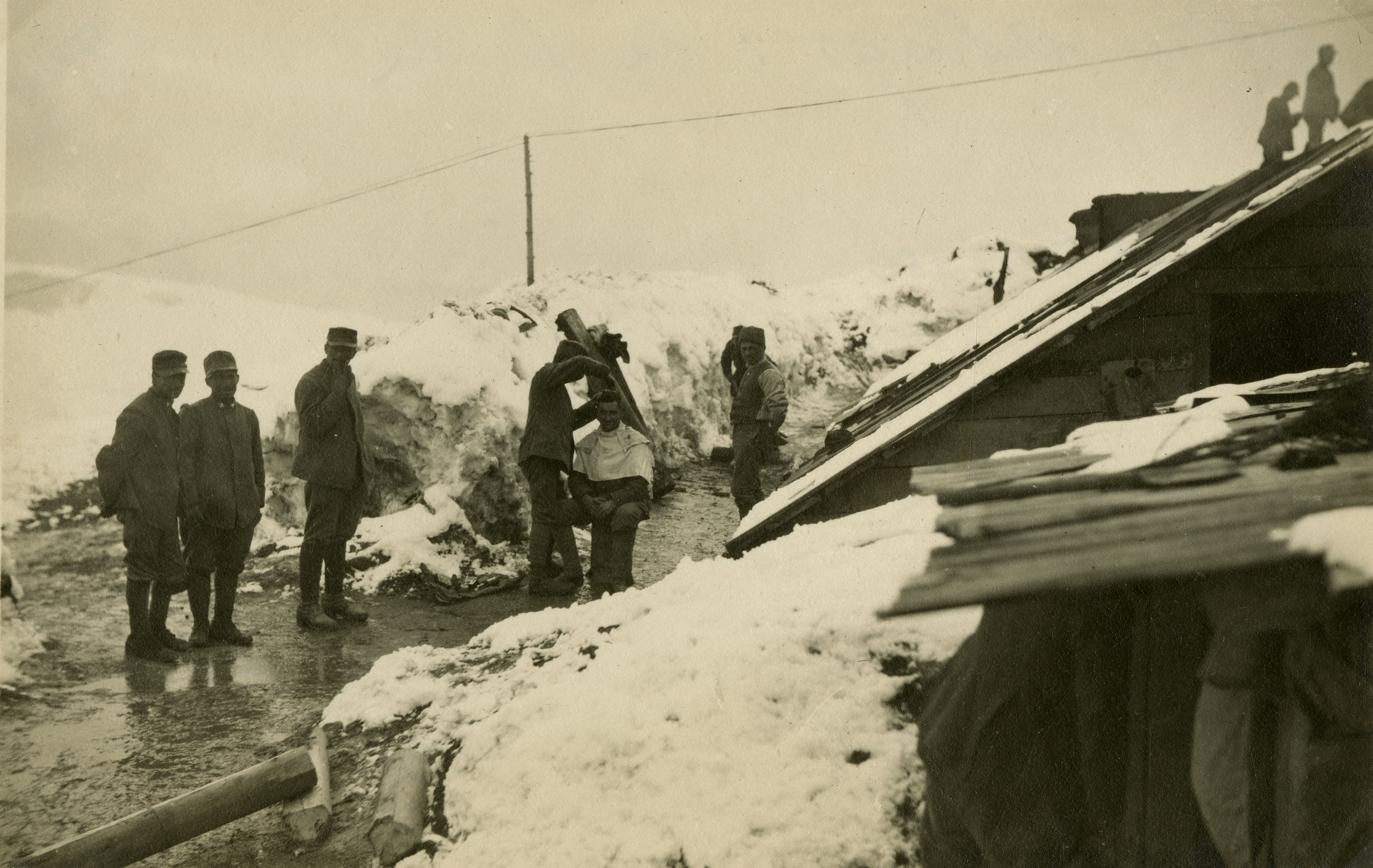 Taglio della barba oltre l’Asiago. 1916-17 [AF MSIGR 300/100]