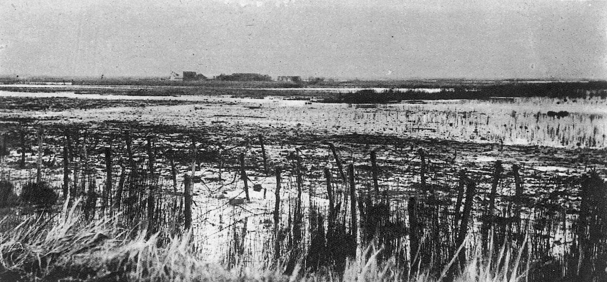 Panoramica del fangoso campo di battaglia delle Fiandre [Le Miroir n. 195, 19 agosto 1917]