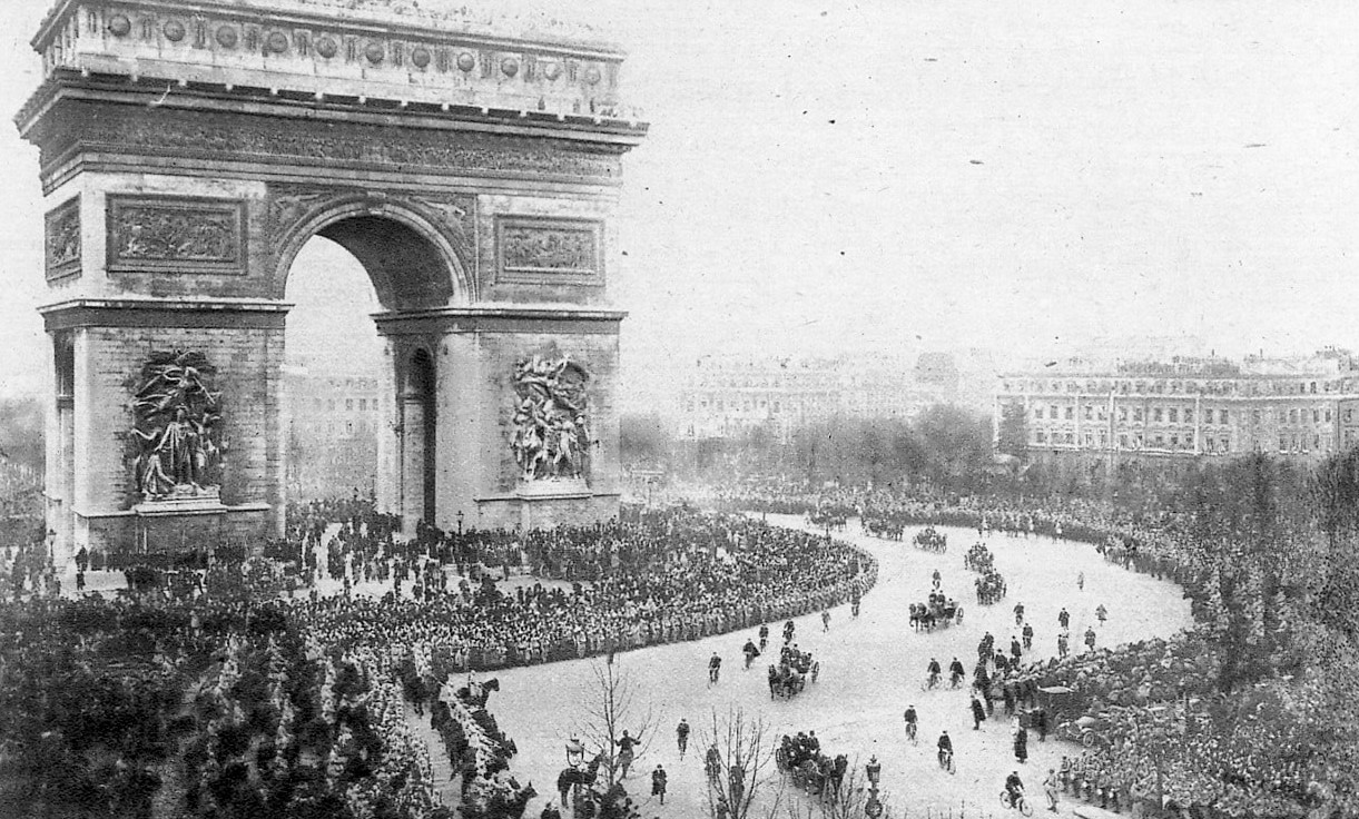 Festeggiamenti presso l'Arco di Trionfo con l'arrivo dei vari ospiti internazionali [Le Miroir n. 266, 29 dicembre 1918]