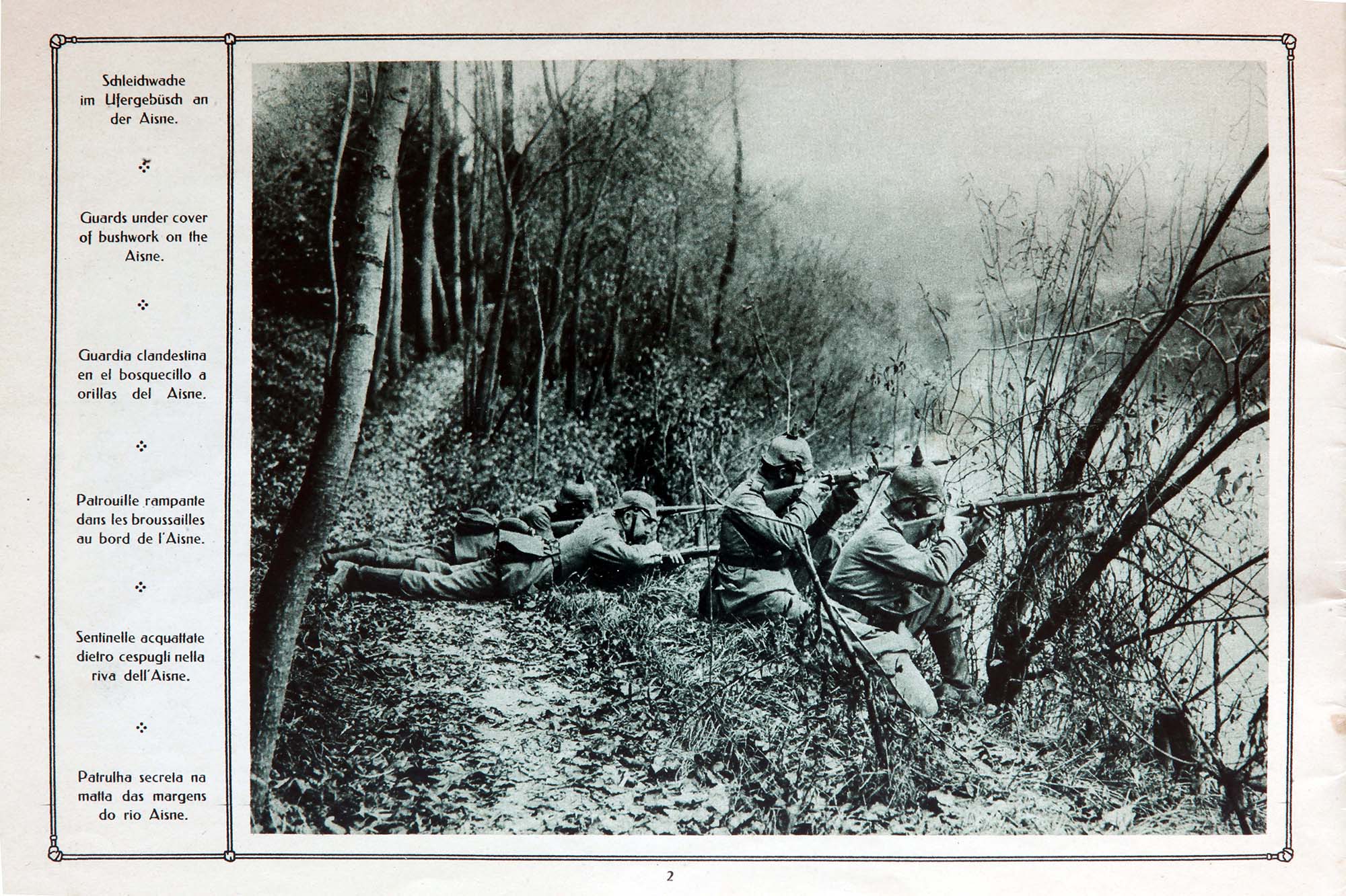 Sentinelle acquattate dietro a dei cespugli<br>
[AAVV, La Grande Guerra illustrata, Georg Stilke, Berlin, s. d.; AAVV, La guerre. Documents de la section photographique de l’Arme, Librairie Armand Colin, Paris, 1916; AAVV, Groer Bilderatlas des Weltkrieges, Bruckmann, Mnchen, 1915]