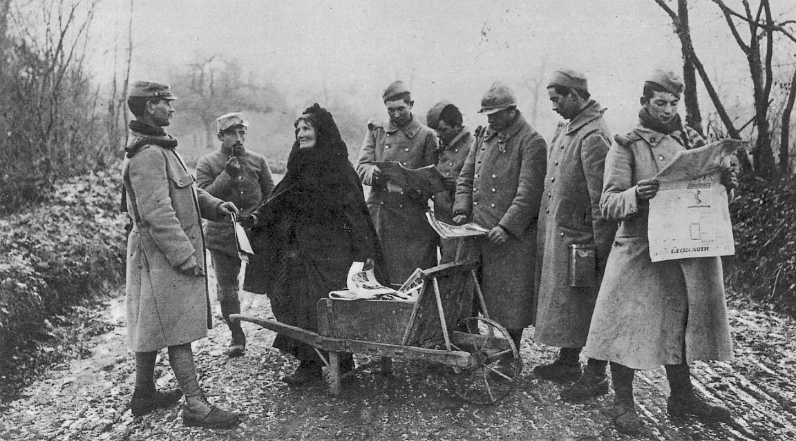 Una donna porta i giornali ai soldati al fronte, 14 gennaio 1917 [Le Miroir n. 164]