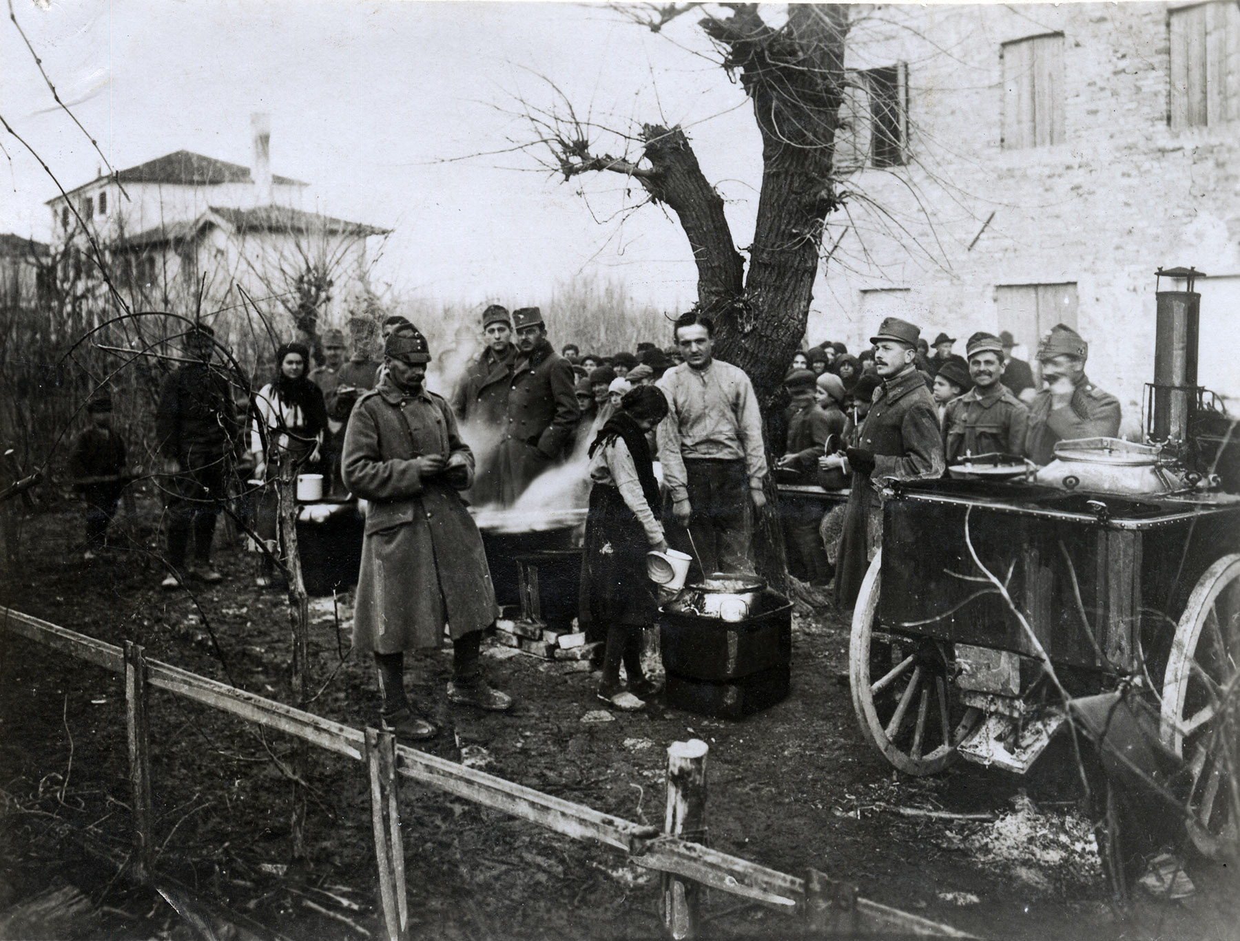 Soldati austro-ungarici distribuiscono cibo ai civili nel Veneto occupato. 1917-18 [AF MSIGR 59/69]