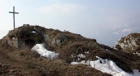 Monte Biaena_croce di vetta,visibili resti di fortificazioni e trincee_MGR