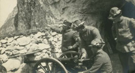 Mostra Paolo Monelli Cannoncino a tiro rapido da 42 mm in postazione a forcella Regana